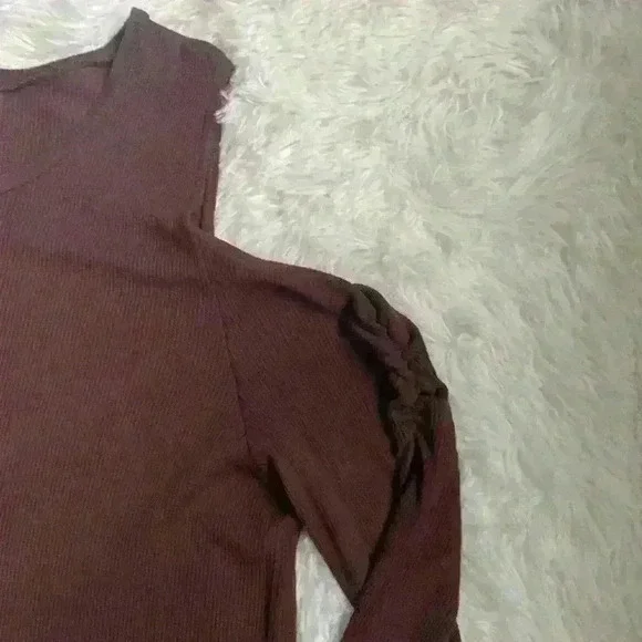 LNA Cold shoulder long sleeve top.  Brown.  Size Large.  Ruched sleeve. - Picture 2 of 6